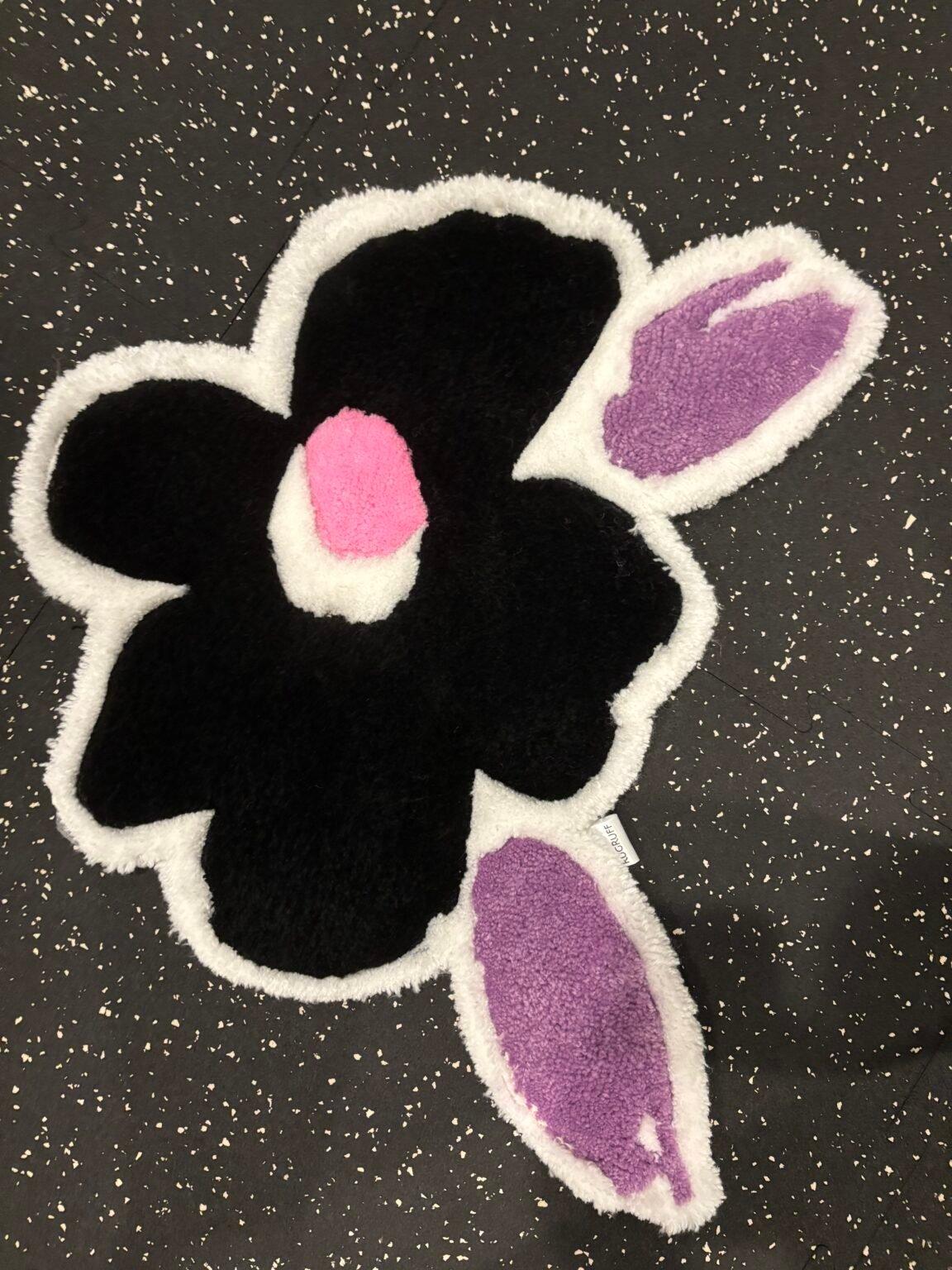 Hand-tufted flower rug with a thick white pile border